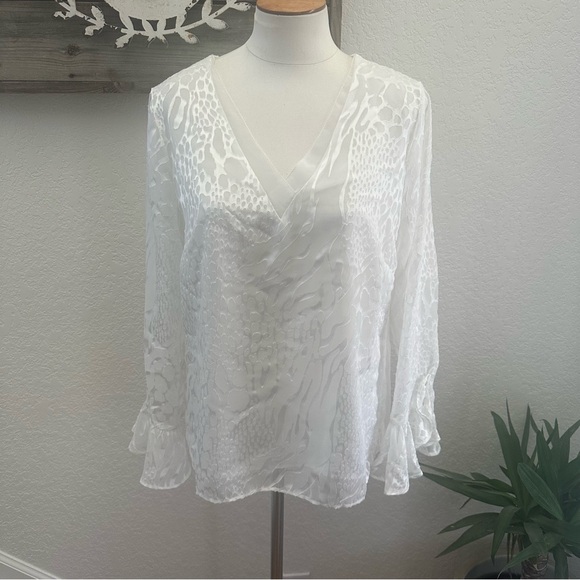 White House Black Market Textured White Blouse burn out size M - Picture 1 of 8